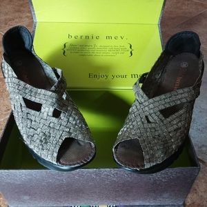 Bernie Mev. CALYPSO wedge. Bronze.